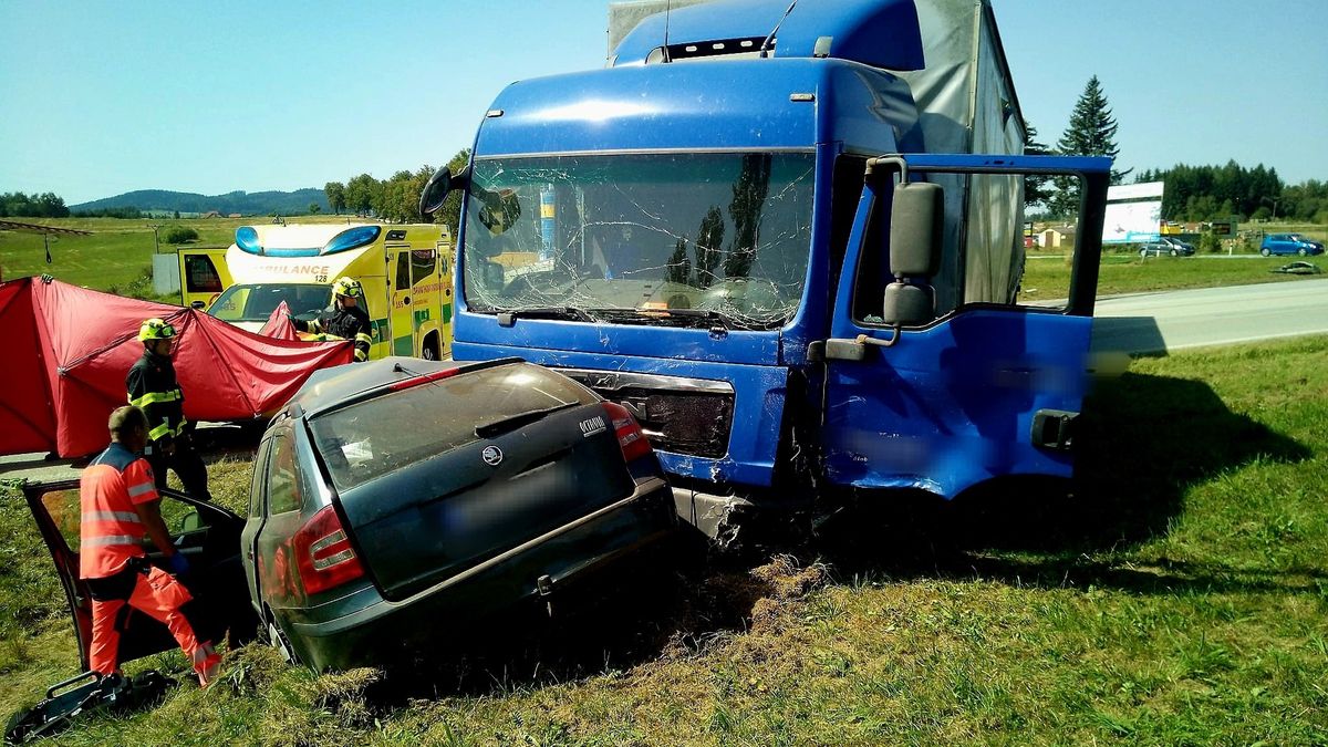 Kamionu na Českokrumlovsku vjelo do cesty auto z vedlejší silnice, tři mrtví